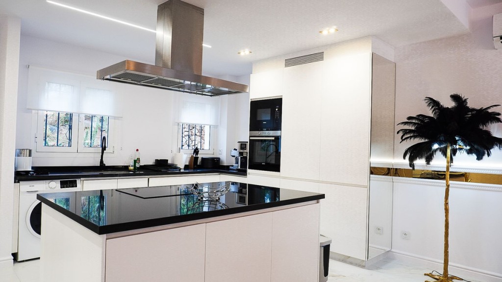 2 Bed, 1 Bath, ApartmentFor Sale, Nueva Andalucia, Malaga