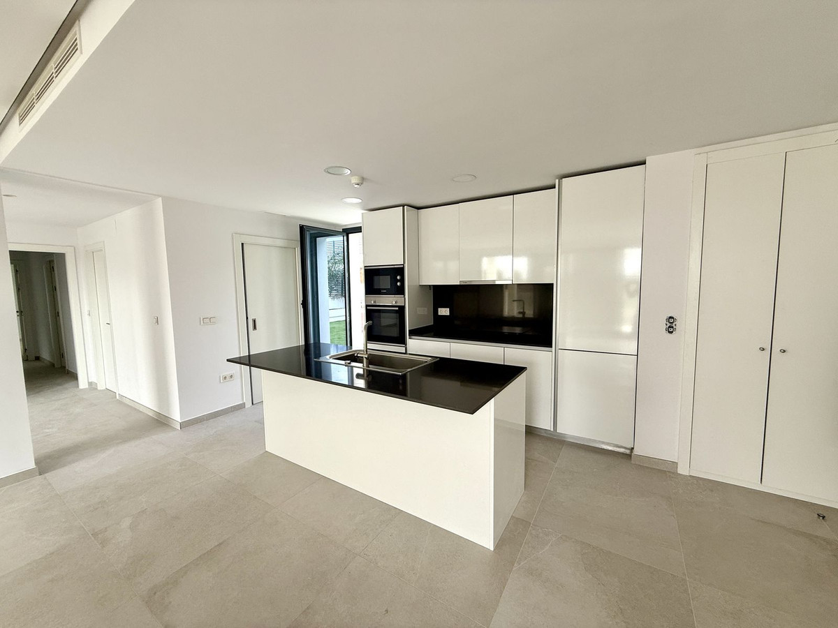 3 Bed, 2 Bath, ApartmentFor Sale, La Quinta, Malaga