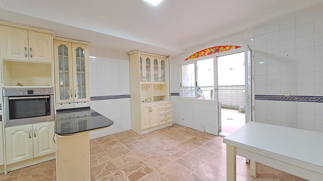 5 Bed, 2 Bath, ApartmentFor Sale, Torrevieja, Alicante