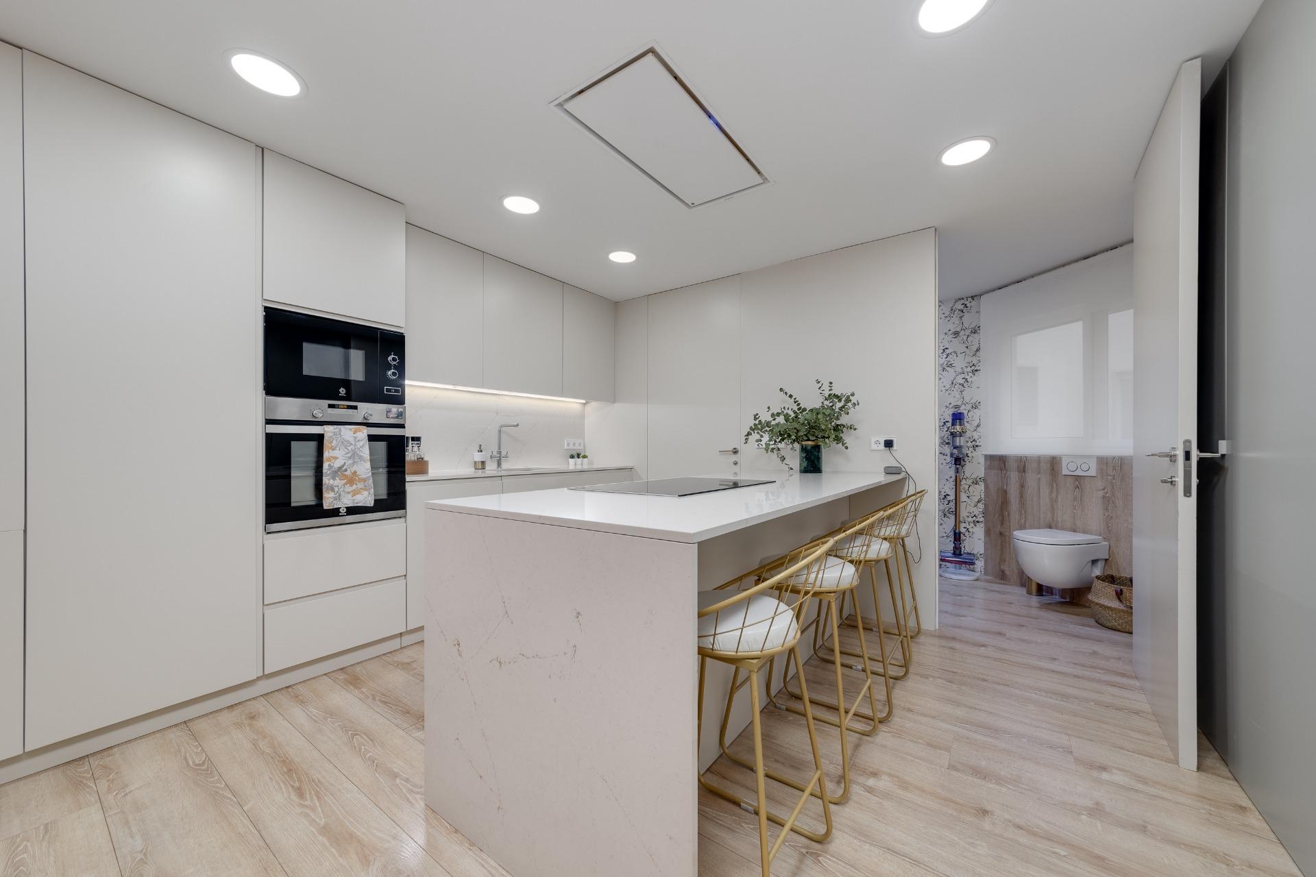 4 Bed, 3 Bath, ApartmentFor Sale, Torrevieja, Alicante