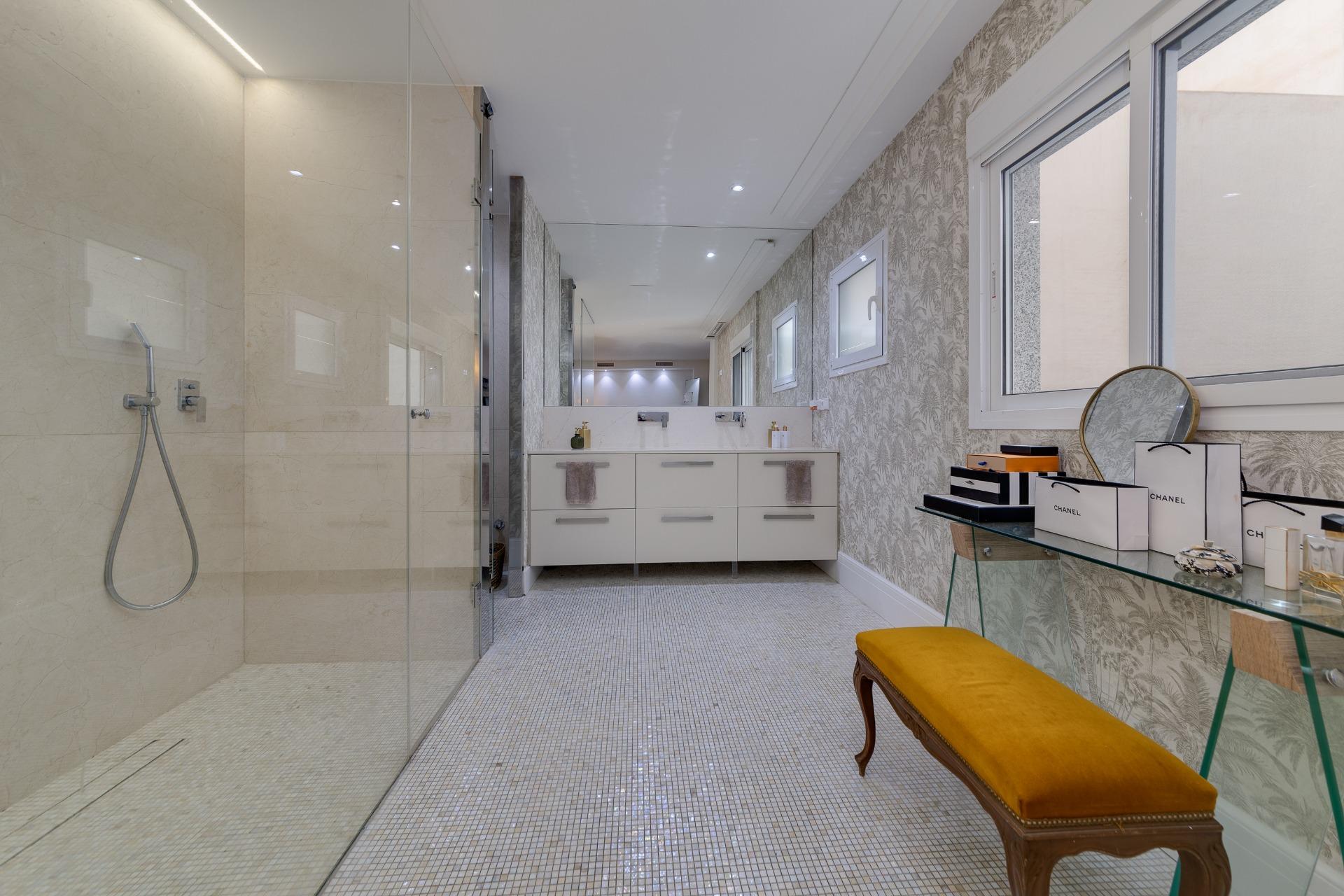 4 Bed, 3 Bath, ApartmentFor Sale, Torrevieja, Alicante