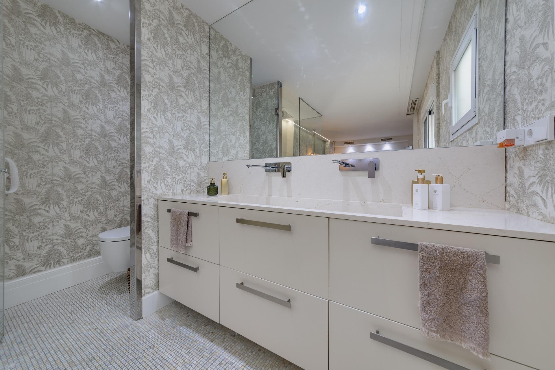 4 Bed, 3 Bath, ApartmentFor Sale, Torrevieja, Alicante