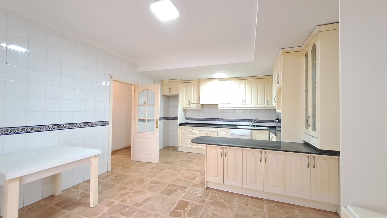 5 Bed, 2 Bath, ApartmentFor Sale, Torrevieja, Alicante