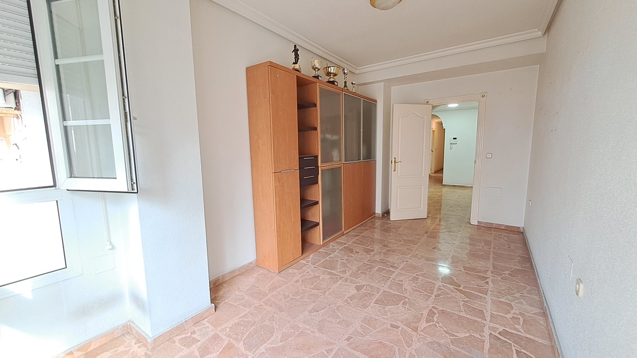 5 Bed, 2 Bath, ApartmentFor Sale, Torrevieja, Alicante