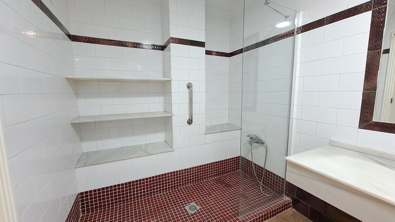 5 Bed, 2 Bath, ApartmentFor Sale, Torrevieja, Alicante