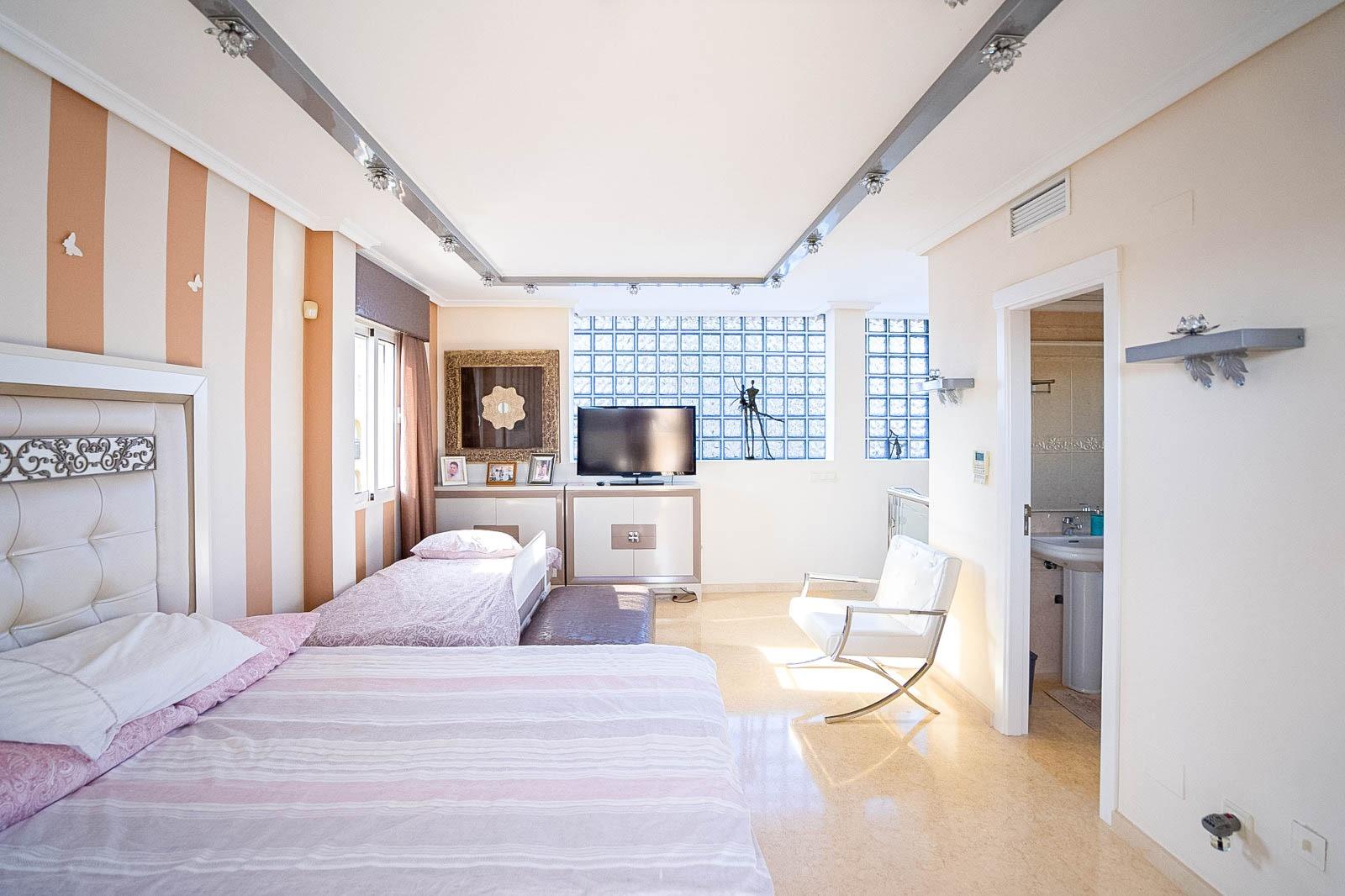 5 Bed, 4 Bath, HouseFor Sale, Torrevieja, Alicante