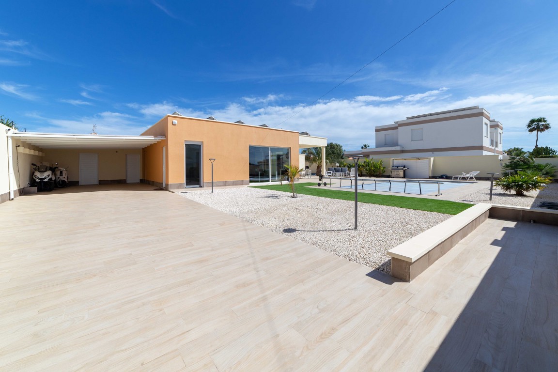 4 Bed, 2 Bath, HouseFor Sale, Torrevieja, Alicante