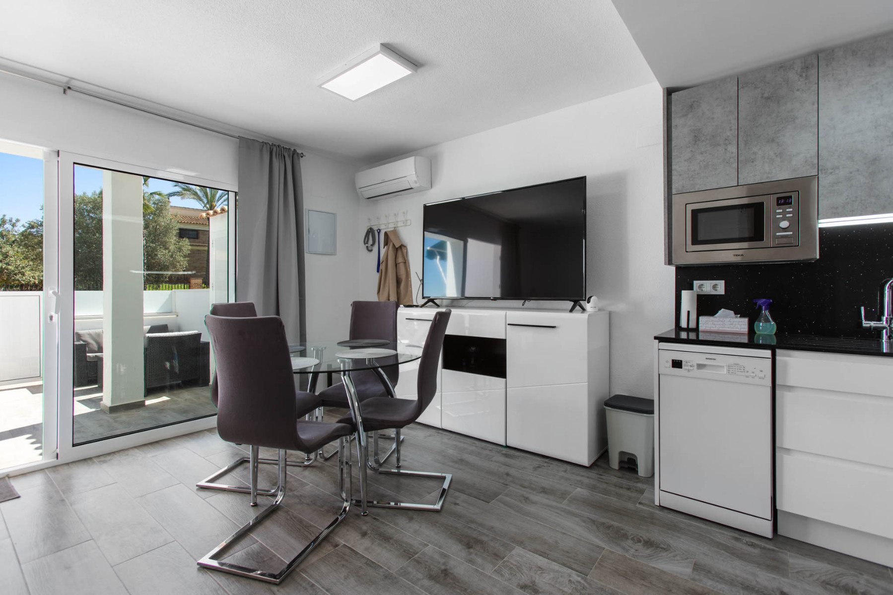 2 Bed, 1 Bath, ApartmentFor Sale, Torrevieja, Alicante