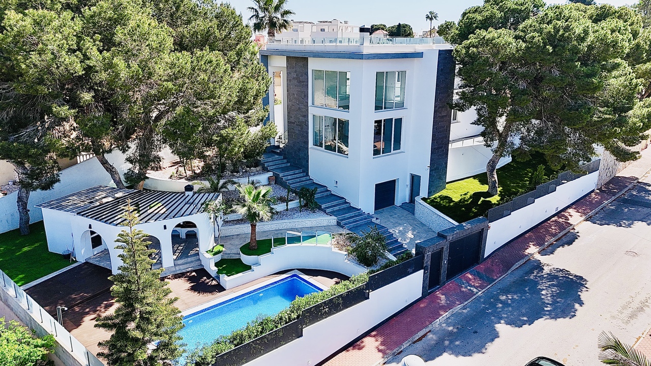 6 Bed, 4 Bath, HouseFor Sale, Los Balcones, Alicante