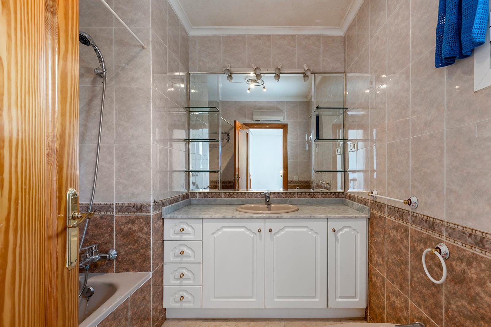 5 Bed, 3 Bath, HouseFor Sale, Torrevieja, Alicante