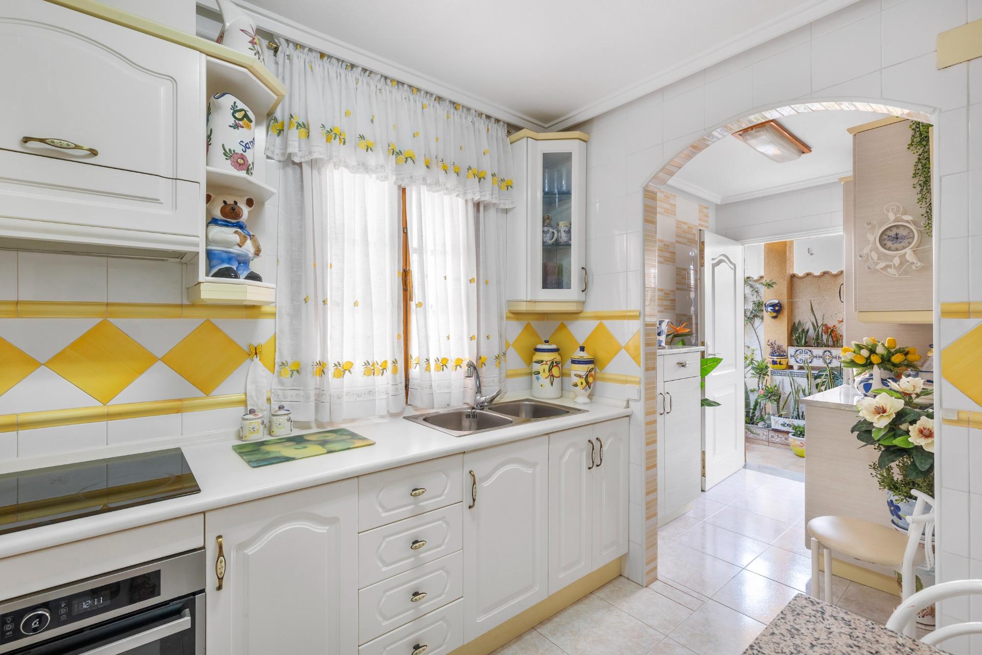 4 Bed, 2 Bath, HouseFor Sale, Torrevieja, Alicante