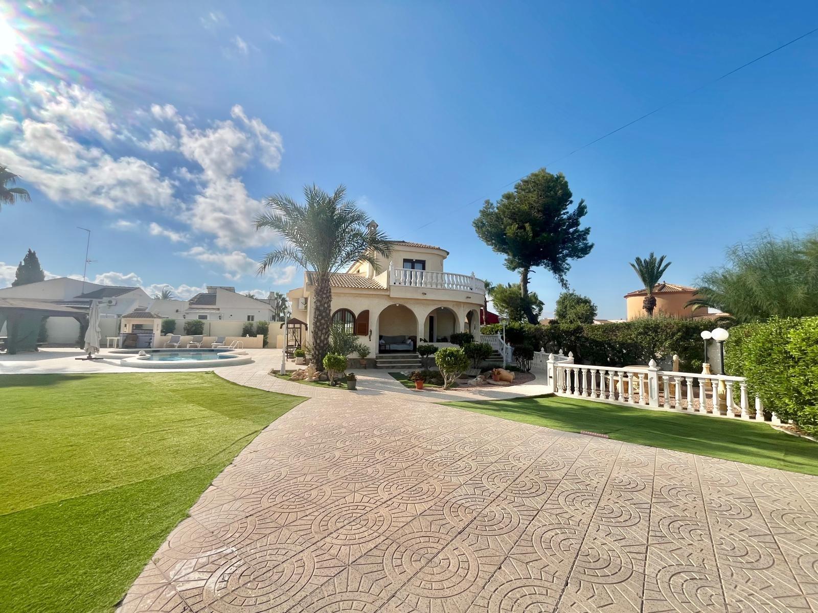 4 Bed, 2 Bath, HouseFor Sale, Torrevieja, Alicante