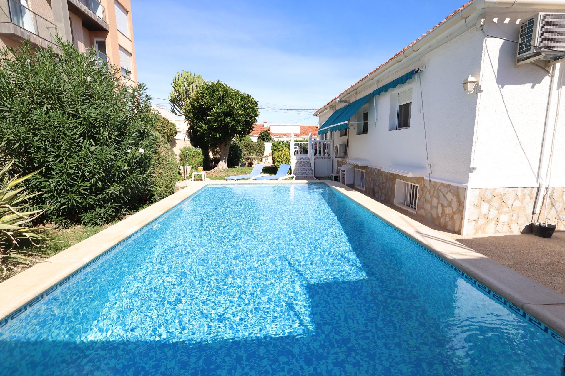 4 Bed, 2 Bath, HouseFor Sale, Torrevieja, Alicante