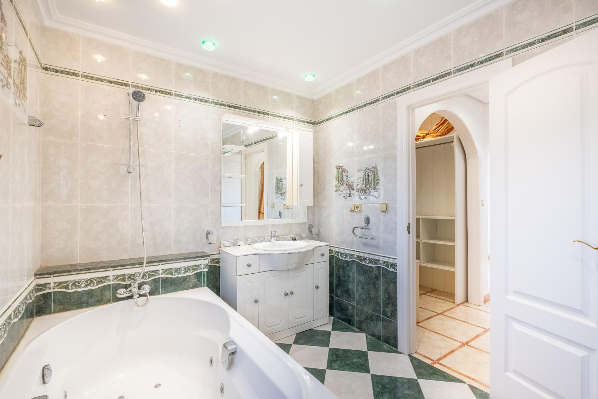 6 Bed, 3 Bath, HouseFor Sale, Torrevieja, Alicante