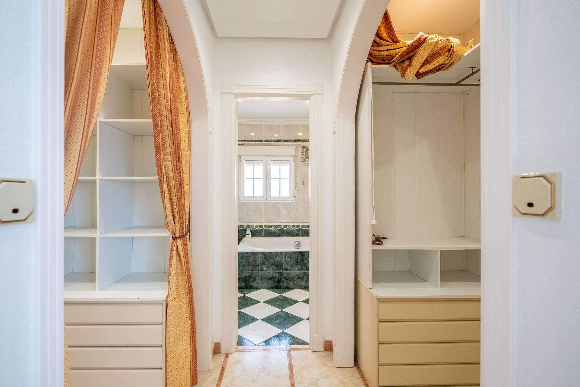 6 Bed, 3 Bath, HouseFor Sale, Torrevieja, Alicante