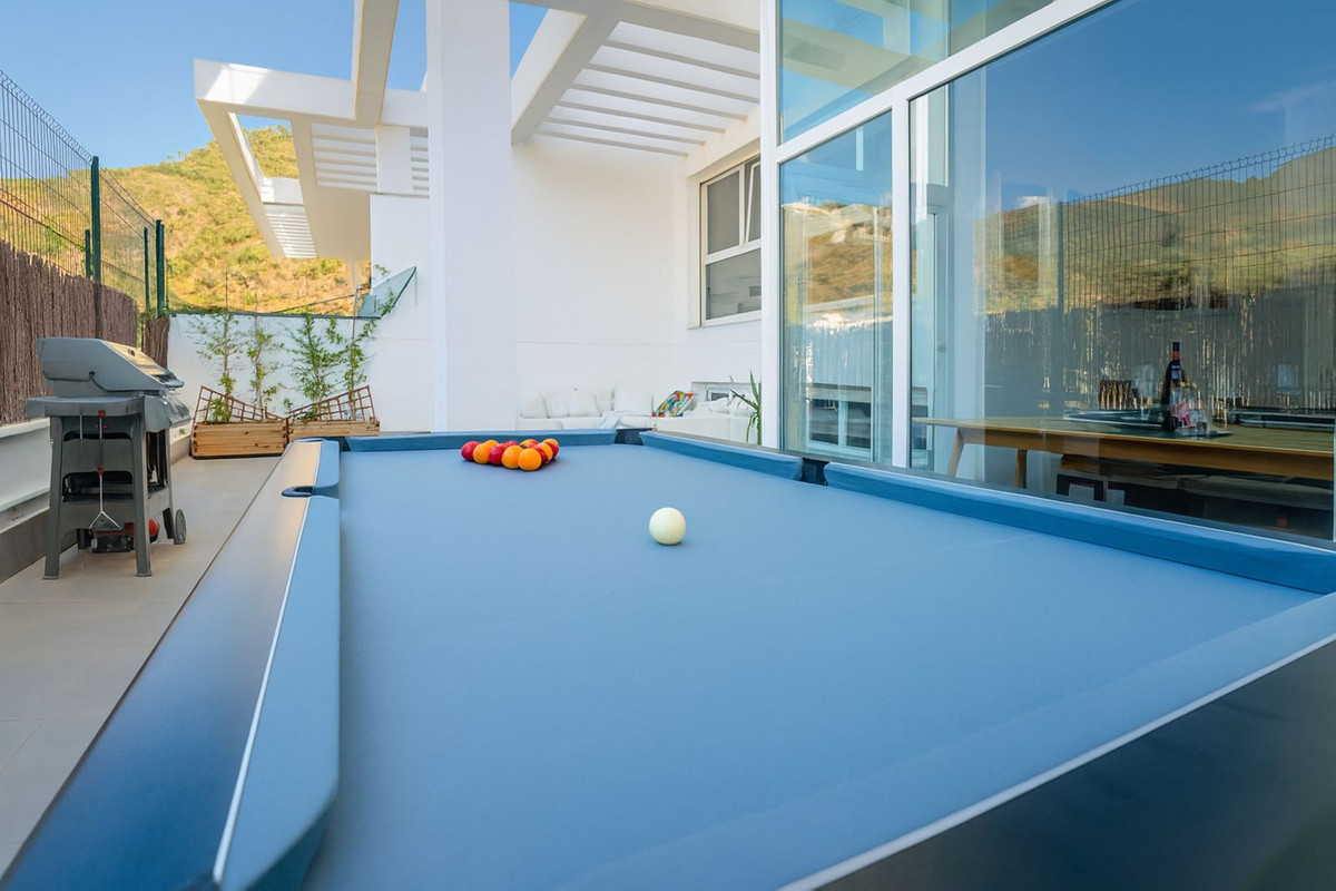 3 Bed, 3 Bath, ApartmentFor Sale, Benahavis, Malaga