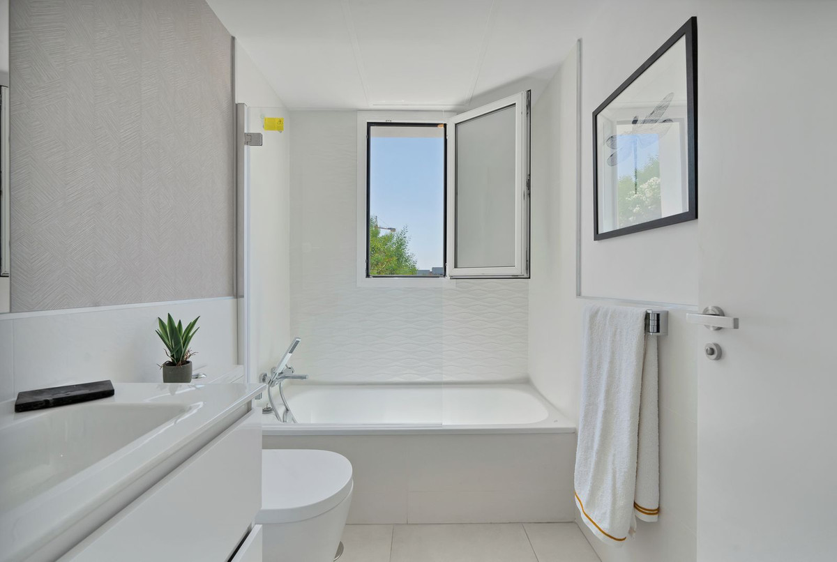 3 Bed, 3 Bath, ApartmentFor Sale, Los Monteros, Malaga