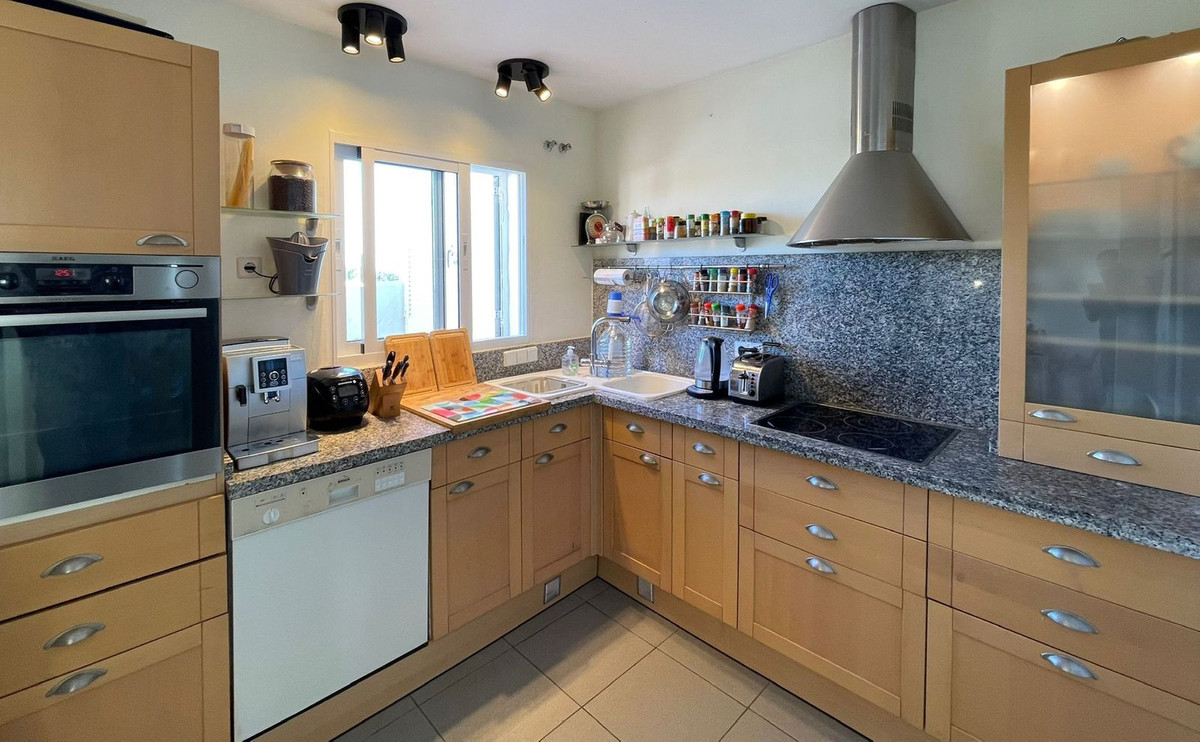 3 Bed, 2 Bath, ApartmentFor Sale, Marbella, Malaga