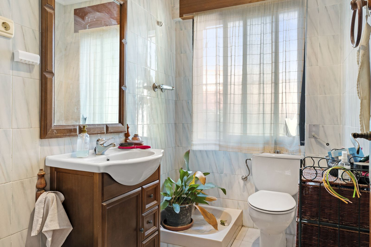 6 Bed, 3 Bath, HouseFor Sale, Estepona, Malaga