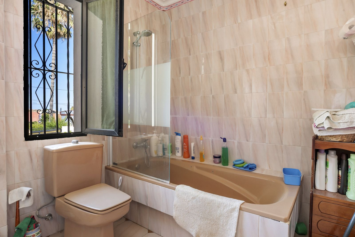 6 Bed, 3 Bath, HouseFor Sale, Estepona, Malaga