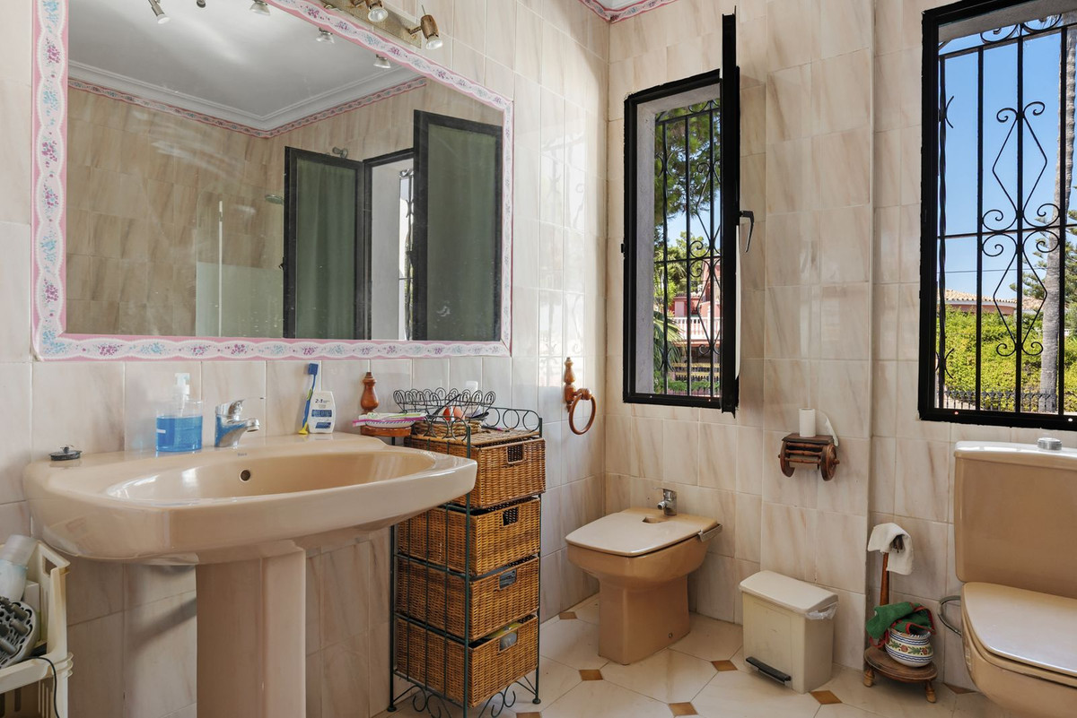 6 Bed, 3 Bath, HouseFor Sale, Estepona, Malaga