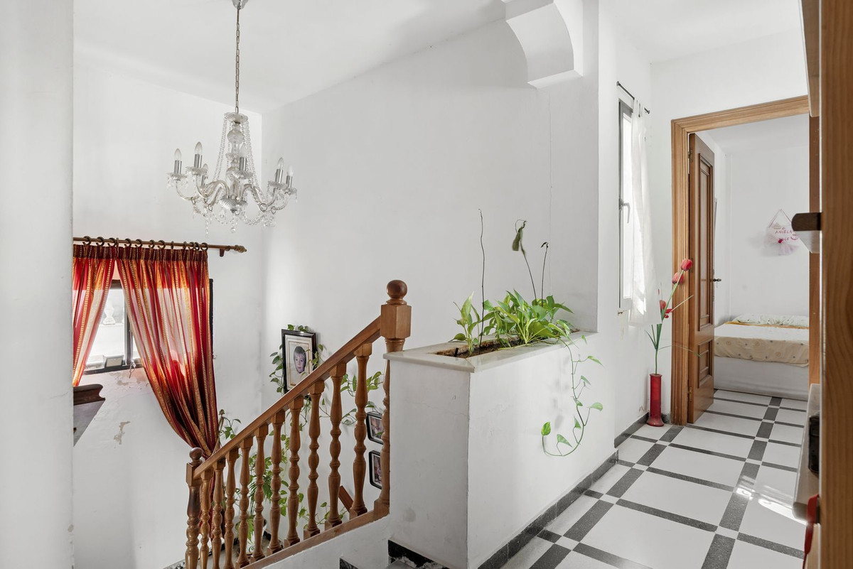 6 Bed, 3 Bath, HouseFor Sale, Estepona, Malaga