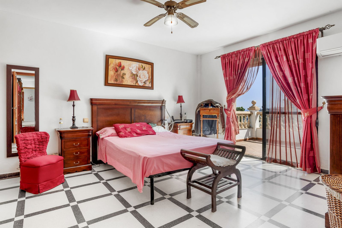 6 Bed, 3 Bath, HouseFor Sale, Estepona, Malaga