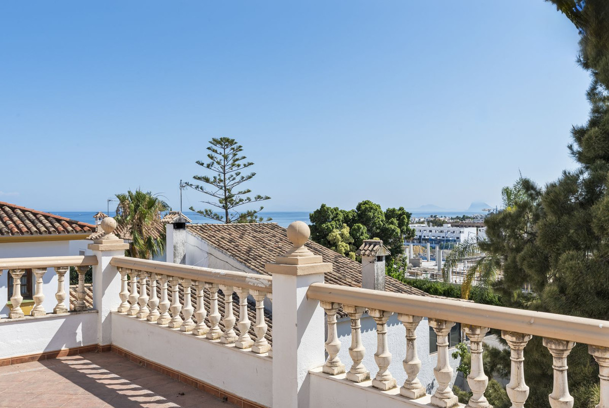 6 Bed, 3 Bath, HouseFor Sale, Estepona, Malaga