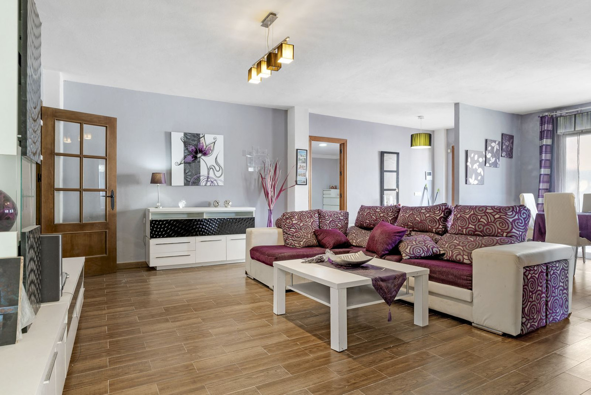 6 Bed, 3 Bath, HouseFor Sale, Estepona, Malaga