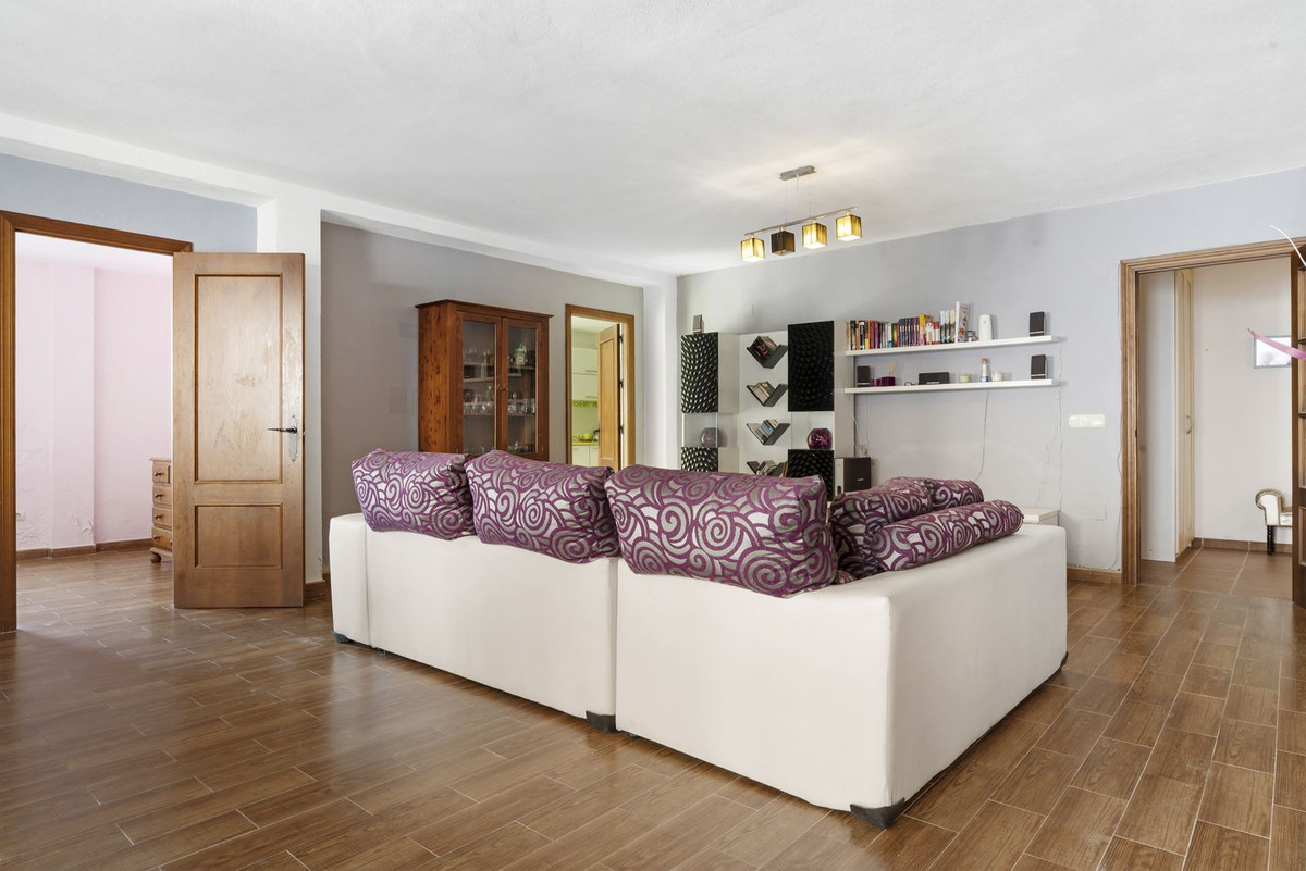 6 Bed, 3 Bath, HouseFor Sale, Estepona, Malaga