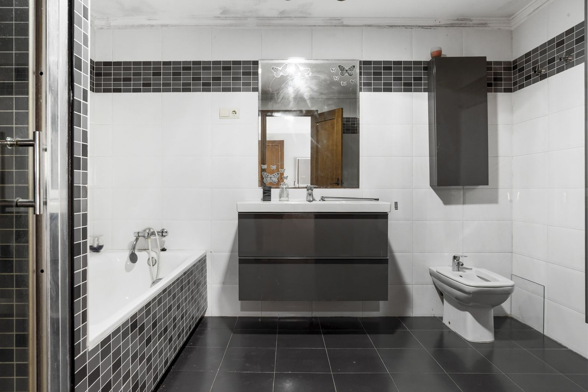 6 Bed, 3 Bath, HouseFor Sale, Estepona, Malaga