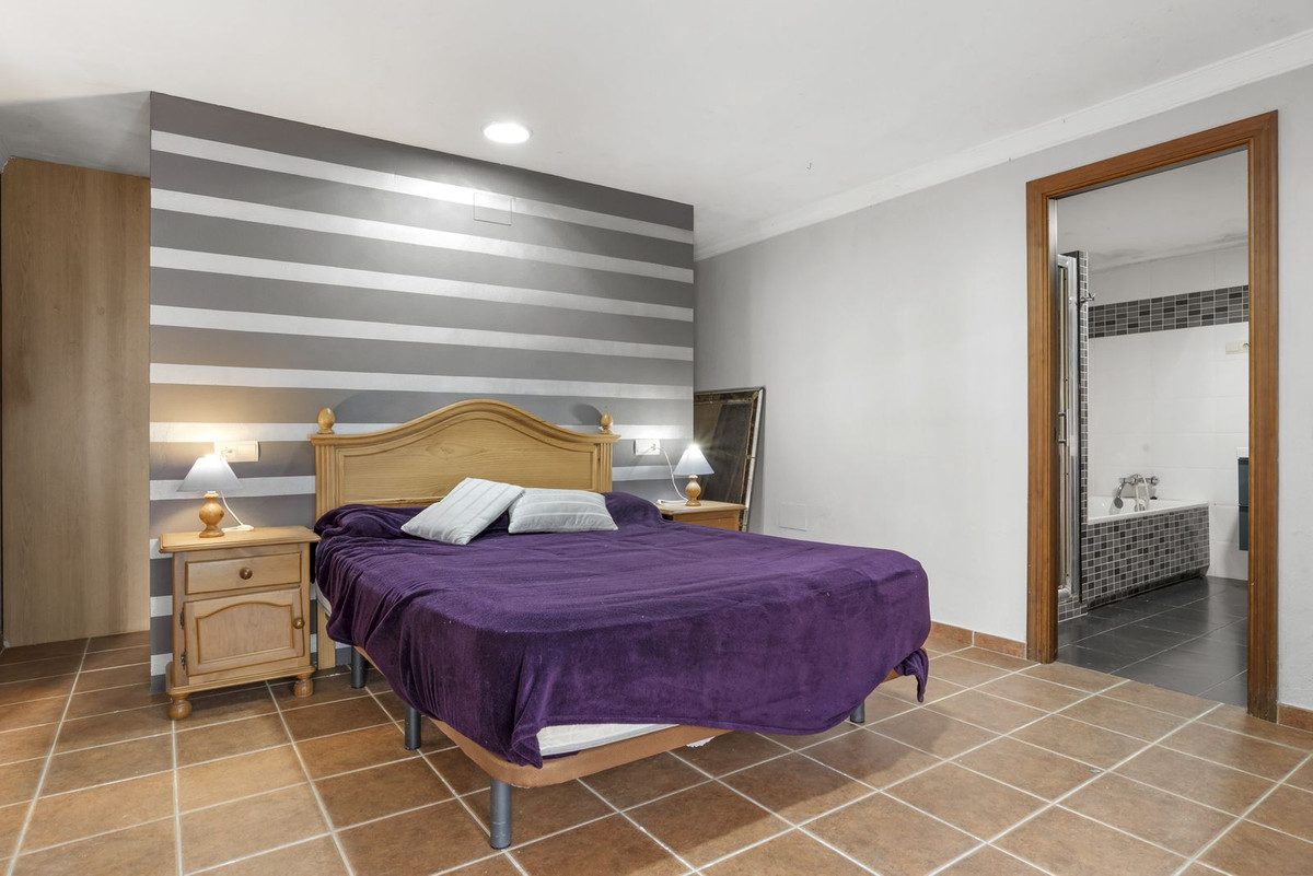 6 Bed, 3 Bath, HouseFor Sale, Estepona, Malaga