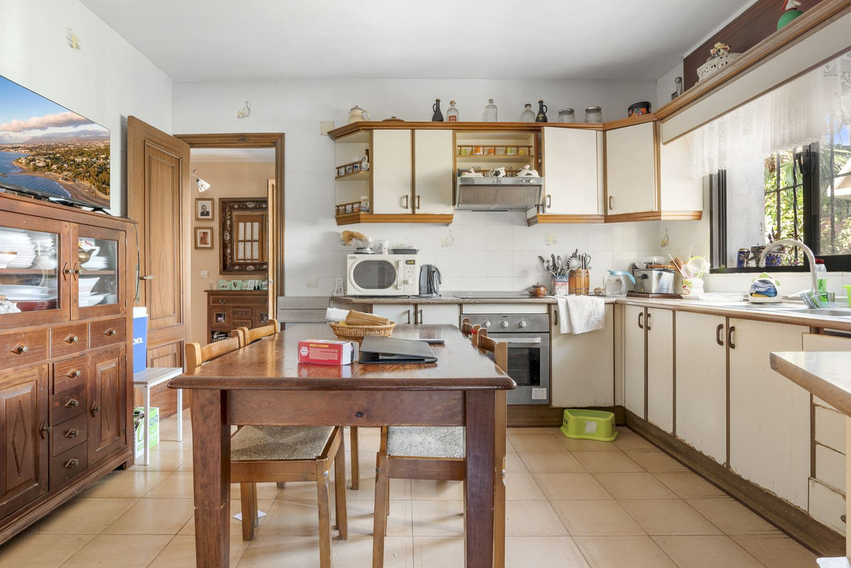 6 Bed, 3 Bath, HouseFor Sale, Estepona, Malaga