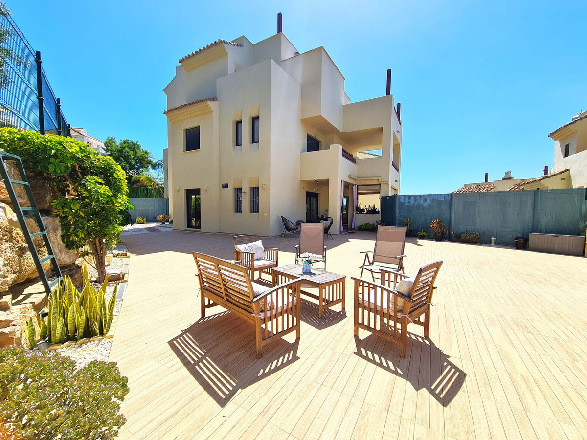 3 Bed, 2 Bath, ApartmentFor Sale, Selwo, Malaga