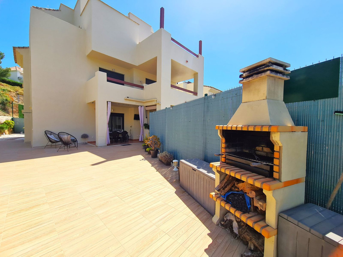 3 Bed, 2 Bath, ApartmentFor Sale, Selwo, Malaga
