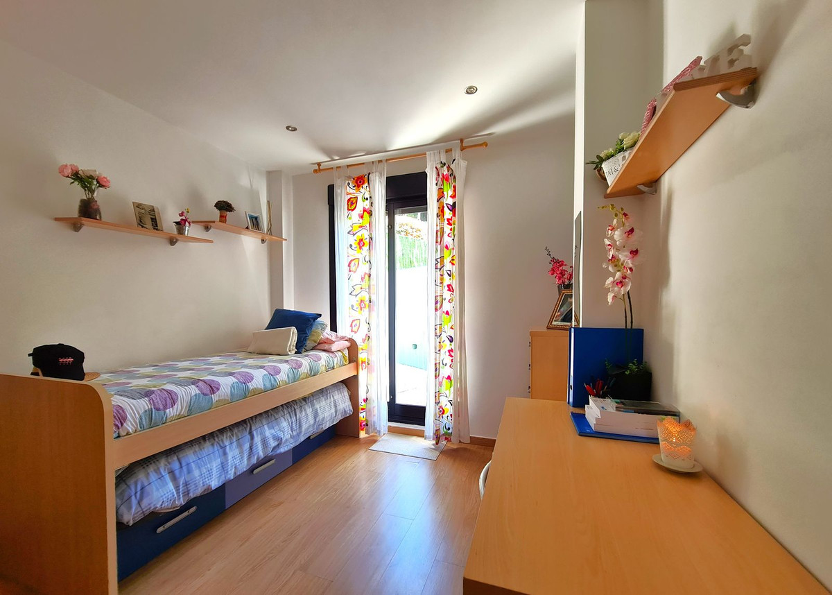 3 Bed, 2 Bath, ApartmentFor Sale, Selwo, Malaga