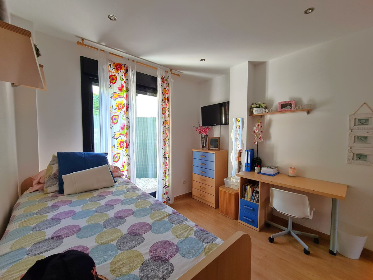 3 Bed, 2 Bath, ApartmentFor Sale, Selwo, Malaga