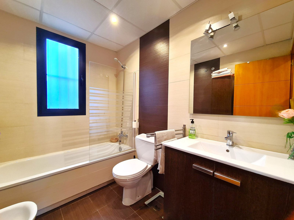 3 Bed, 2 Bath, ApartmentFor Sale, Selwo, Malaga