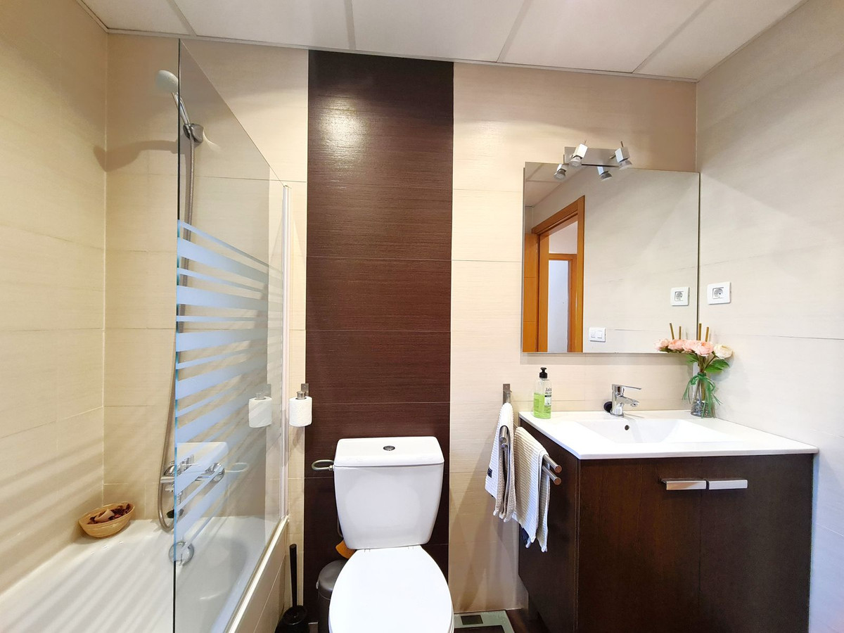 3 Bed, 2 Bath, ApartmentFor Sale, Selwo, Malaga