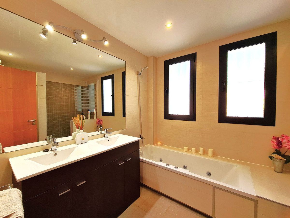 3 Bed, 2 Bath, ApartmentFor Sale, Selwo, Malaga