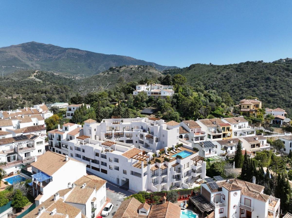 3 Bed, 2 Bath, ApartmentFor Sale, Benahavis, Costa del Sol