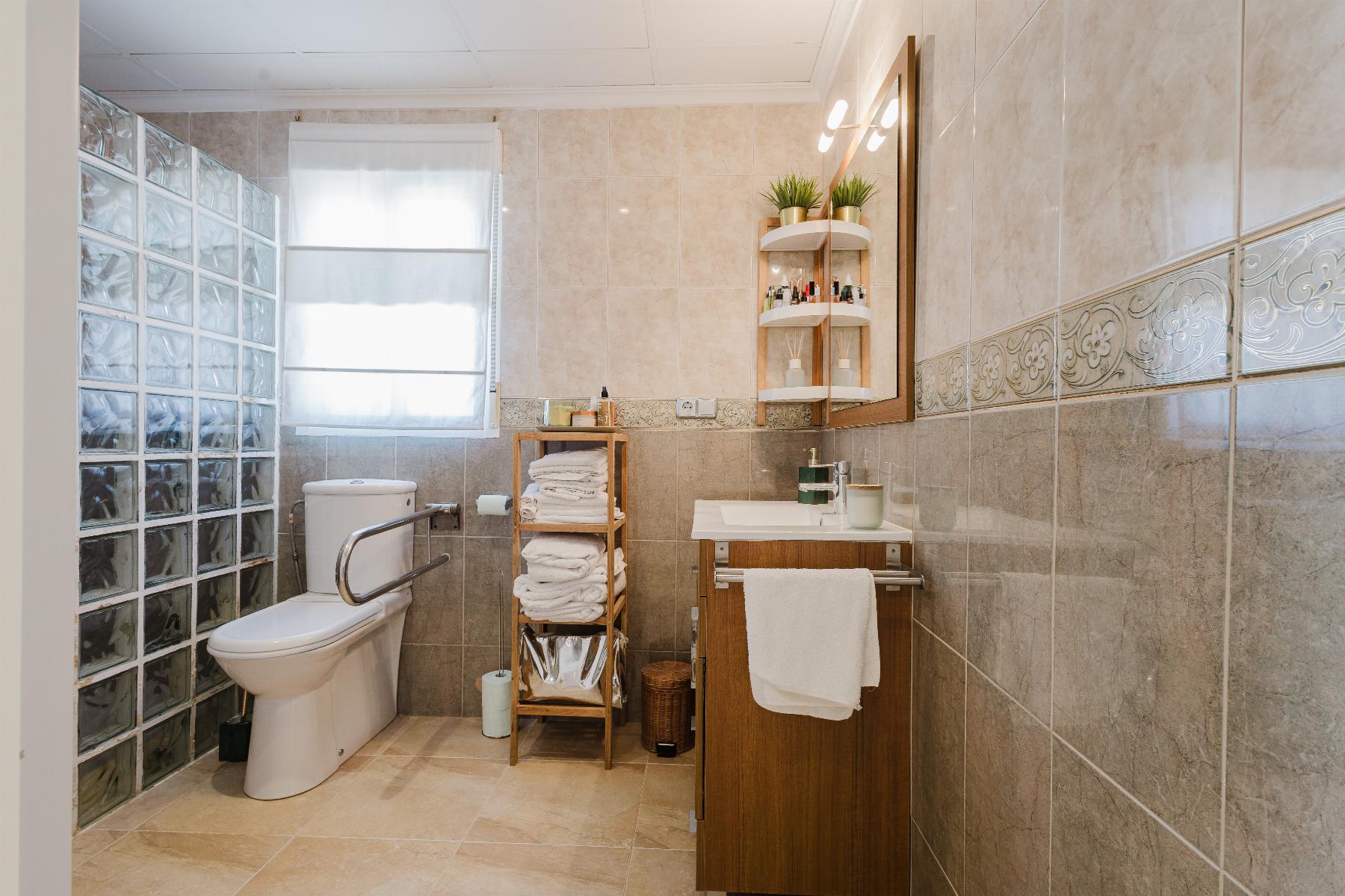 5 Bed, 3 Bath, HouseFor Sale, Torrevieja, Alicante