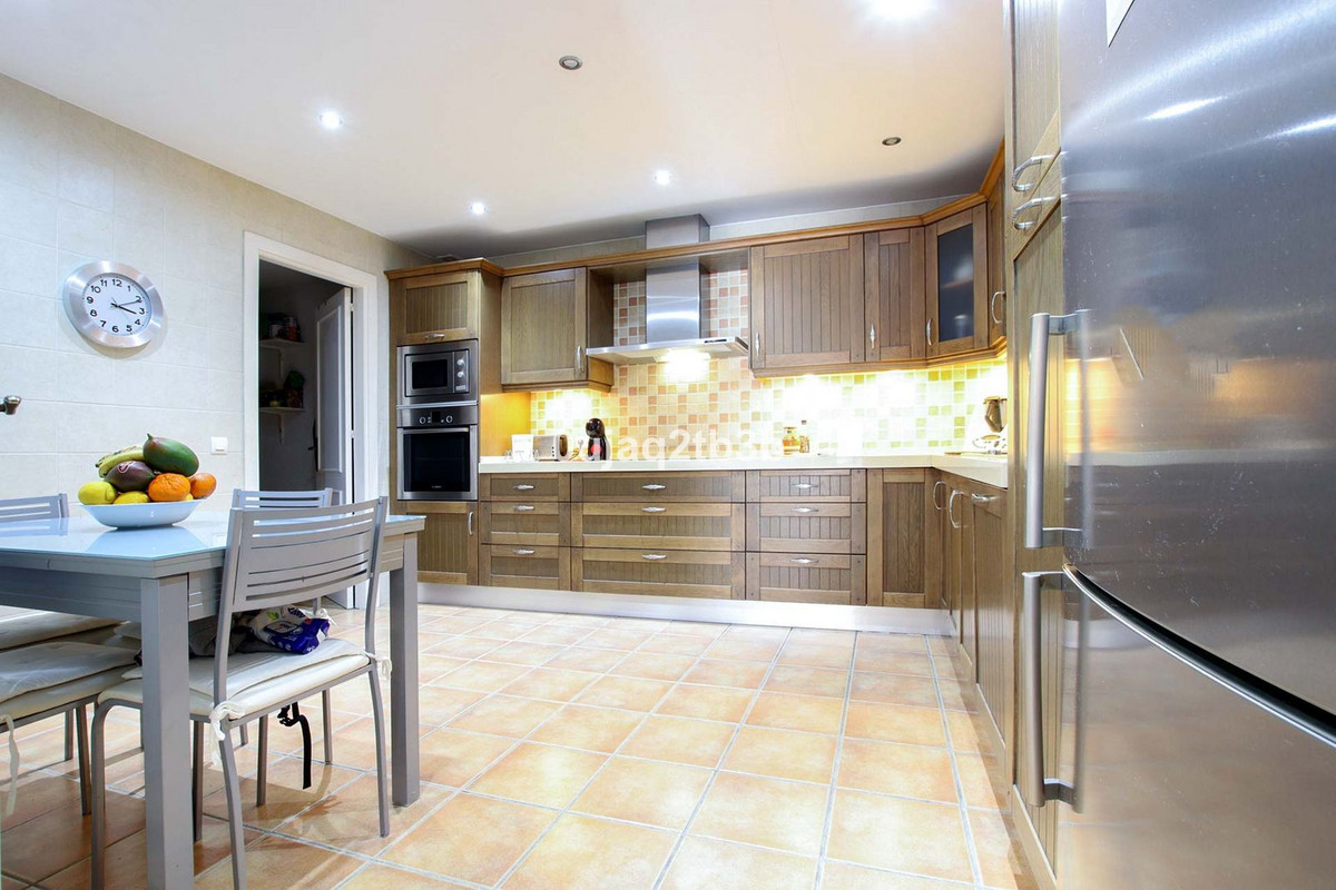 3 Bed, 3 Bath, ApartmentFor Sale, Nueva Andalucia, Malaga