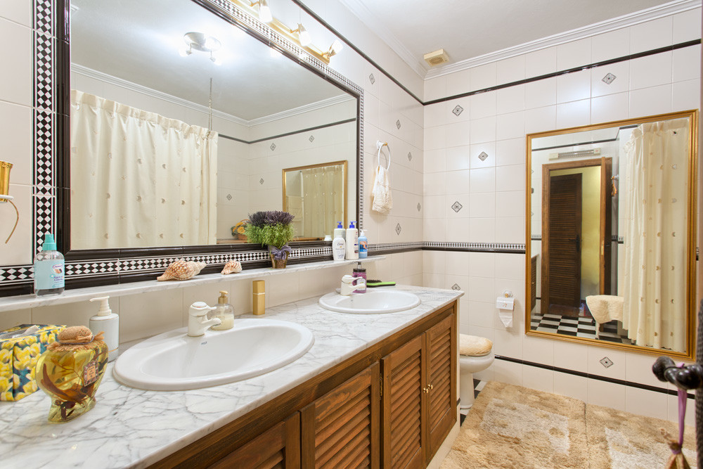 3 Bed, 2 Bath, HouseFor Sale, Benahavis, Malaga