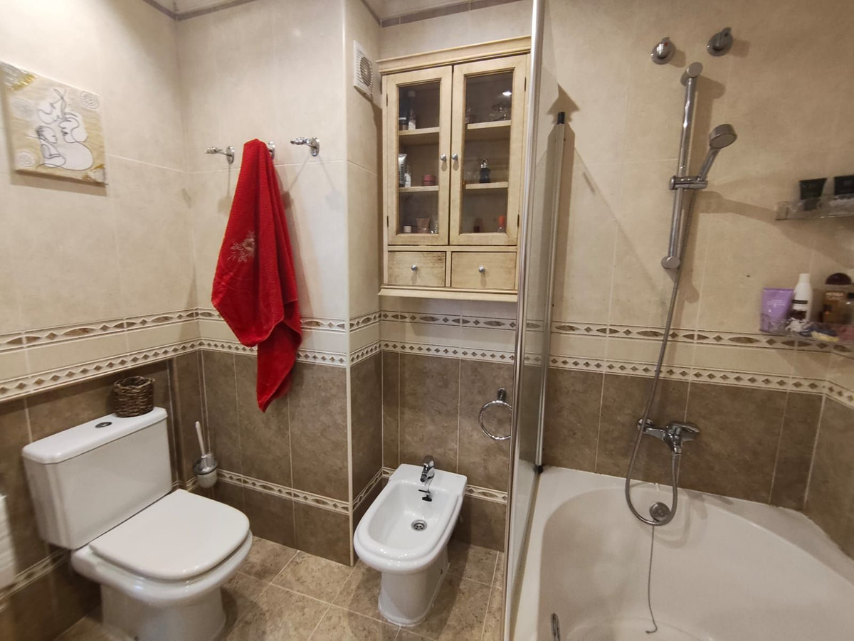 4 Bed, 2 Bath, ApartmentFor Sale, Estepona, Malaga