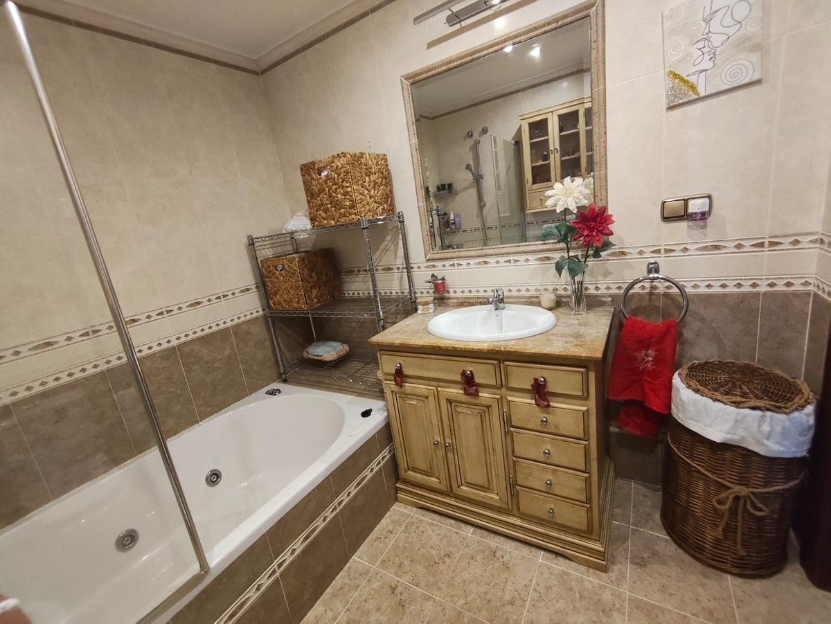 4 Bed, 2 Bath, ApartmentFor Sale, Estepona, Malaga