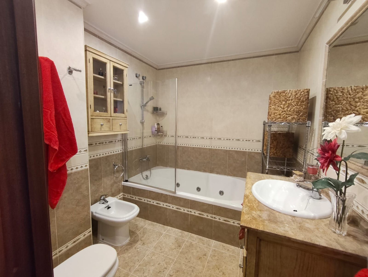 4 Bed, 2 Bath, ApartmentFor Sale, Estepona, Malaga