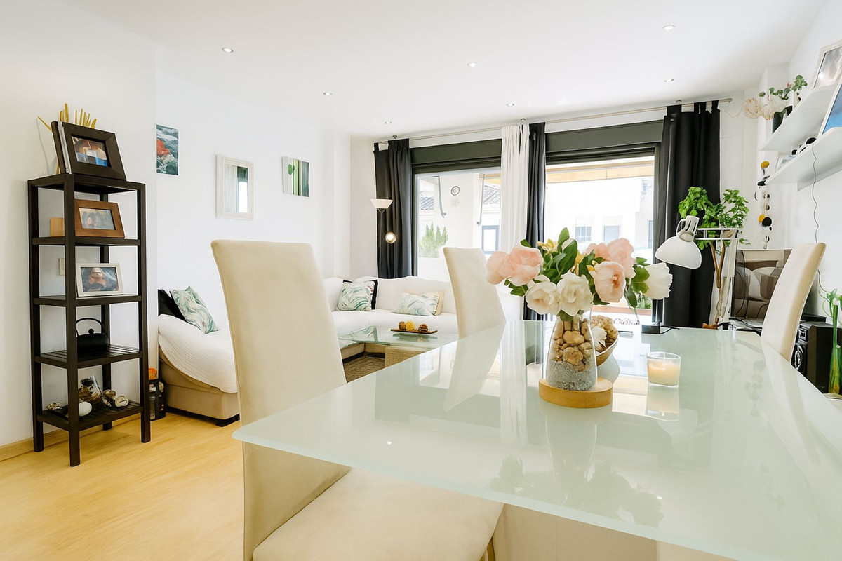 3 Bed, 2 Bath, ApartmentFor Sale, Selwo, Malaga