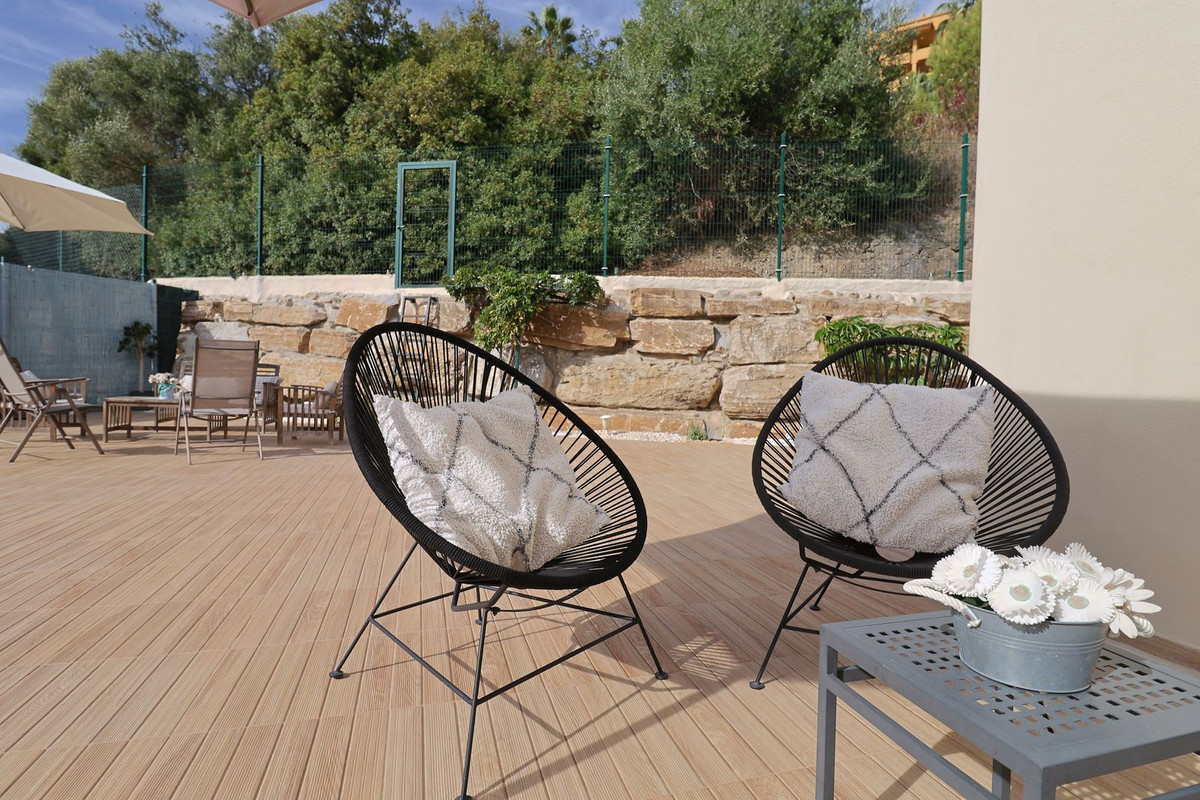 3 Bed, 2 Bath, ApartmentFor Sale, Selwo, Malaga