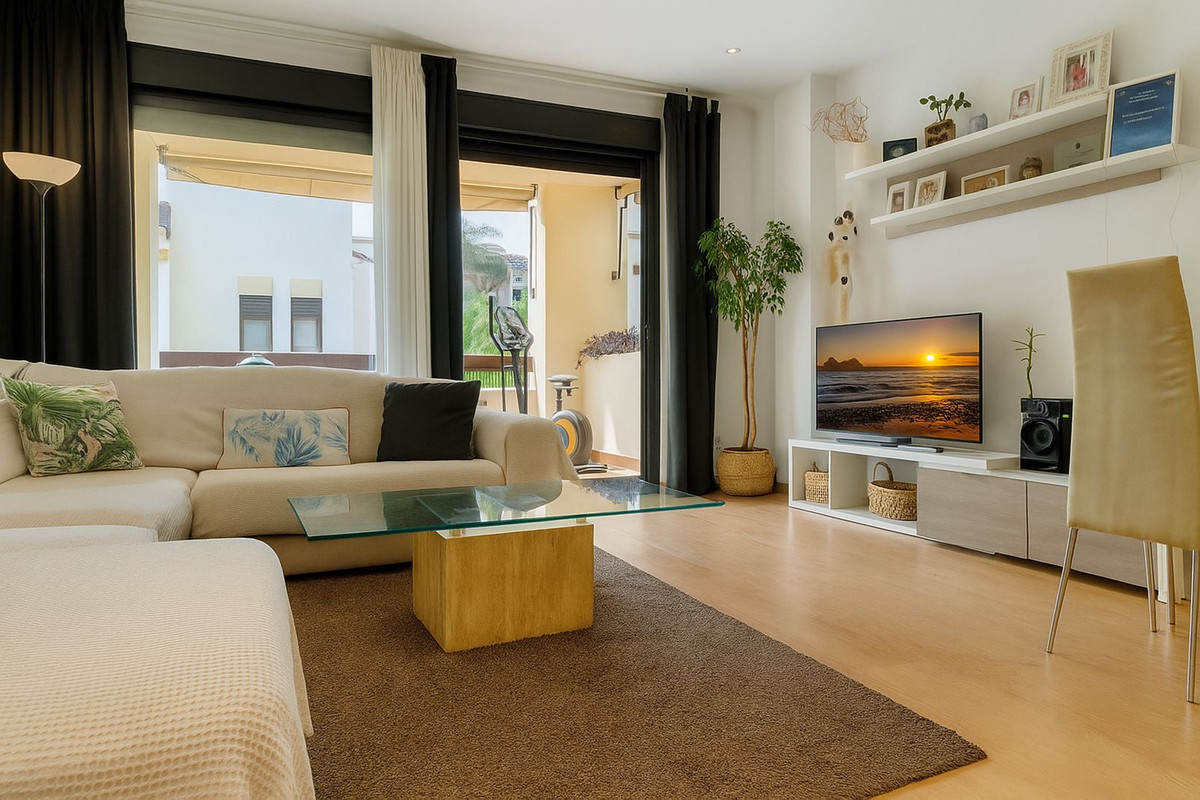 3 Bed, 2 Bath, ApartmentFor Sale, Selwo, Malaga